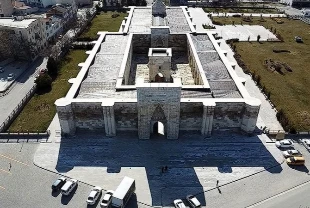 Dizi ve film yapımcılarının ilgisi tarihi Sultanhanı Kervansarayı'nın tanıtımına katkı sağlayacak