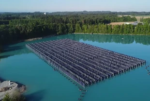 Dünyanın ilk dikey yüzen güneş enerjisi santrali Almanya'da devreye alındı