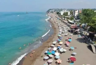 Düzce Akçakoca’da olumsuz hava koşulları nedeniyle denize girişlere yasak
