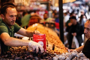 Eminönü’nde arife hareketliliği: Mısır Çarşısı doldu taştı