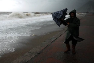 Fırtına arttı! Fransa'da 380 bin hane elektriksiz kaldı