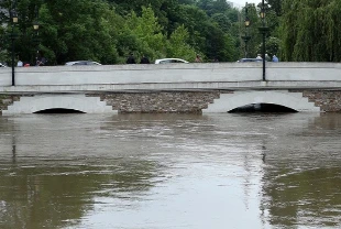 Fransa'da şiddetli yağışlar nedeniyle 5 vilayette sel alarmı