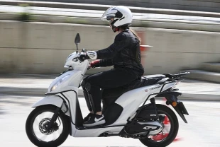 Gazlı motosikleti 4 saatte elektrikli araca dönüştürüyor
