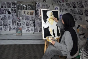 Gazzeli ressam Zaanin, İsrail saldırılarının bıraktığı yıkımı ve kaybolan hayalleri tuvale yansıtıyor