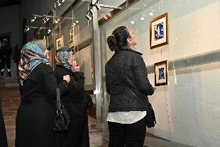 Gazze’nin acısını çinilere nakşediyor