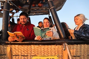 Gökyüzünde kitap okuma etkinliği
