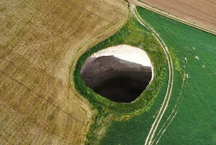 Görenler şaşırdı! Pancar tarlasında yeni obruk oluştu