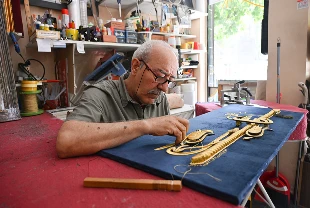 Gözleri bozuldu sanattan vazgeçmedi: Simle kadifeyi zarafetle buluşturuyor