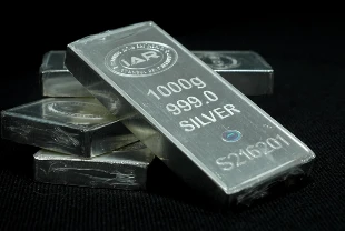 Gümüş fiyatı zirveyi yeniledi! Fed faiz indirimi beklentisi destekledi