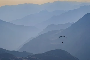 Hakkari semaları yamaç paraşütüyle renkleniyor