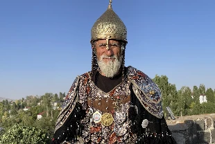 Hasan dede savaş kostümü ile Malazgirt ruhunu yansıtıyor