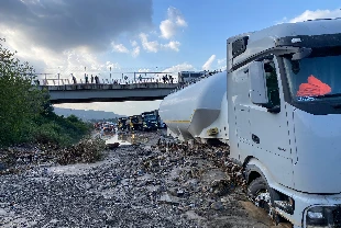 Hatay'da sağanak etkili oldu! Araçlar mahsur kaldı