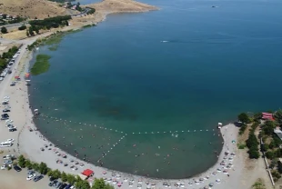 Hazar Gölü sahili kavurucu sıcaktan bunalanların adresi oluyor