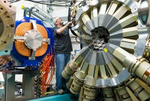 Hidrojen, çeliği içeriden zayıflatıyor: Atomik mekanizma canlı izlendi