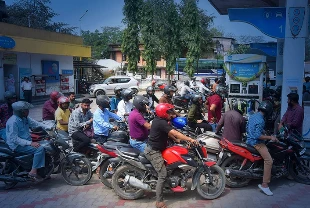 Hürmüz Boğazı'nın kapanması bazı Asya ülkelerinde hayatı felç etti: Karneyle yakıt dönemi