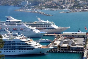 İki kruvaziyer Kuşadası'na yanaştı! 1748 turist geldi