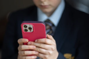 İngiltere okullarda akıllı telefonları resmen yasaklıyor