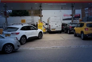 İngiltere'de akaryakıt krizi: Bazı istasyonlarda tedarik kısıtı yaşanıyor