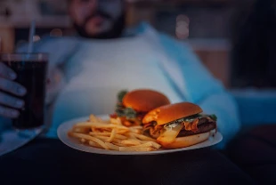 İngiltere'de sağlıksız yiyeceklerin reklamlarına yasak