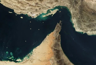 İran Hürmüz Boğazı’nda petrol tankerini vurdu: Gemi alev aldı