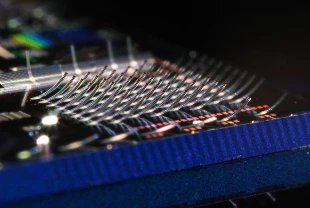 Işık tellere veda ediyor: ABD'den bin lazerli fotonik çip