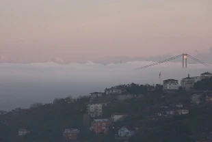 İstanbul Boğazı'nda yoğun sis: Köprü görünmez hale geldi
