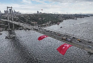 İstanbul Boğazı'ndaki köprüler Cumhuriyet bayramına hazırlandı