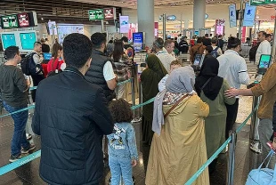 İstanbul havalimanlarında dönüş yoğunluğu: Bagaj ve pasaportta kuyruk