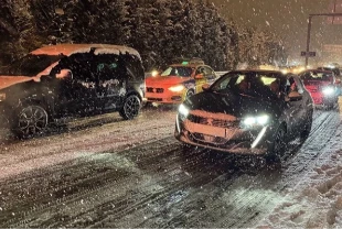 İstanbul’da 2026’nın ilk saatlerinde kar etkili oldu: Araçlar yollarda kaldı