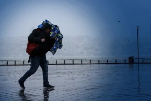 İstanbul'da fırtına ve sağanak şiddetlendi: Meteoroloji'den kritik saatler için uyarı