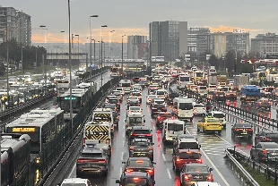 İstanbul'da ilk iş günü trafik yoğunluğu yüzde 62 olarak kaydedildi