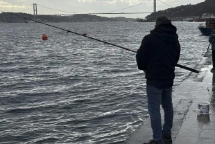 İstanbul'da olta balıkçıları lodosu fırsata çevirdi