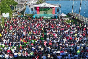 İstanbul'da vatandaşlar A Milli Futbol Takımı'na destek için meydanları doldurdu
