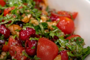 İşte yazın aranan salatası! Vişne ve domatesli yaz salatası tarifi
