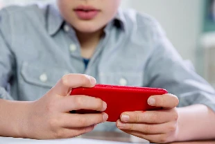 İsveç'te 2026'dan itibaren okullarda akıllı telefon yasaklanacak