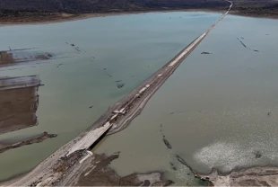 İzmir'de barajda su seviyesi düşünce eski İzmir-Çeşme kara yolu ortaya çıktı