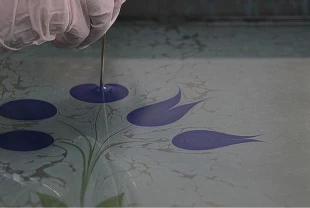 Kadın eliyle genç nesillerle buluşturulan ebru geleceğe taşınıyor