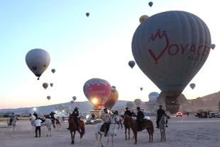 Kapadokya At ve Atçılık Kültürü Festivali'nde karayı atlar havayı balonlar süsledi