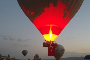 Kapadokya'da balonlar Türk bayraklarıyla uçtu