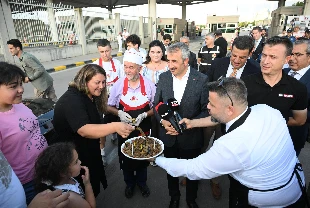Kapıkule'den yurda giriş yapan gurbetçilere renkli karşılama