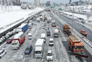 Kar İstanbul’u durma noktasına getirdi: Sabah saatlerinde trafik yoğunluğu yüzde 81’e çıktı