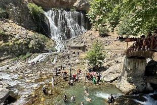 Kar ve buzullardan beslenen Kapuzbaşı Şelaleleri, sıcaktan kaçanları ağırlıyor