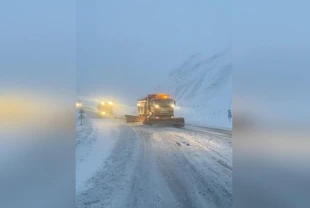 Kar yağışıyla birlikte KGM ekipleri sahada: Yollar için 7 gün 24 saat mesai