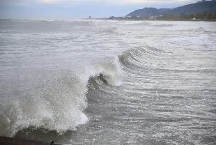 Karadeniz'e kış geldi! Kuvvetli rüzgar dev dalgalar oluşturdu