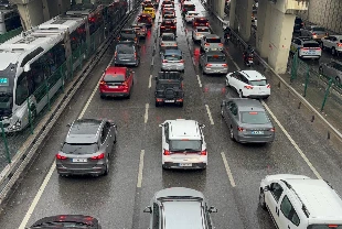 Karayollarında çalışma uyarısı: Birçok güzergahta trafik kontrollü sağlanıyor