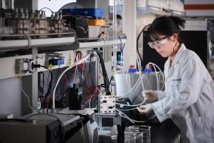 Karbon kumaş elektrotla deniz suyundan hidrojen: Ömrü 800 saat