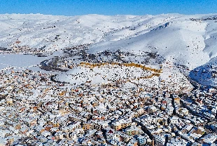 Karla kaplanan Bayburt Kalesi dronla görüntülendi