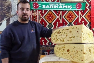 Kars'ın tescilli gravyer peyniri tezgahlarda yerini aldı