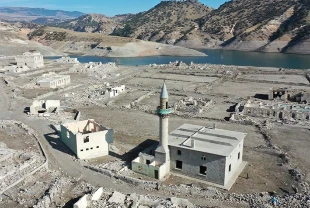 Kars'ta baraj sularının çekilmesiyle köy gün yüzüne çıktı