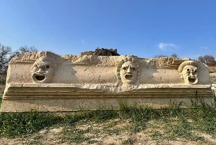 Kastabala Antik Kenti'nde 5 mask kabartması daha ortaya çıktı